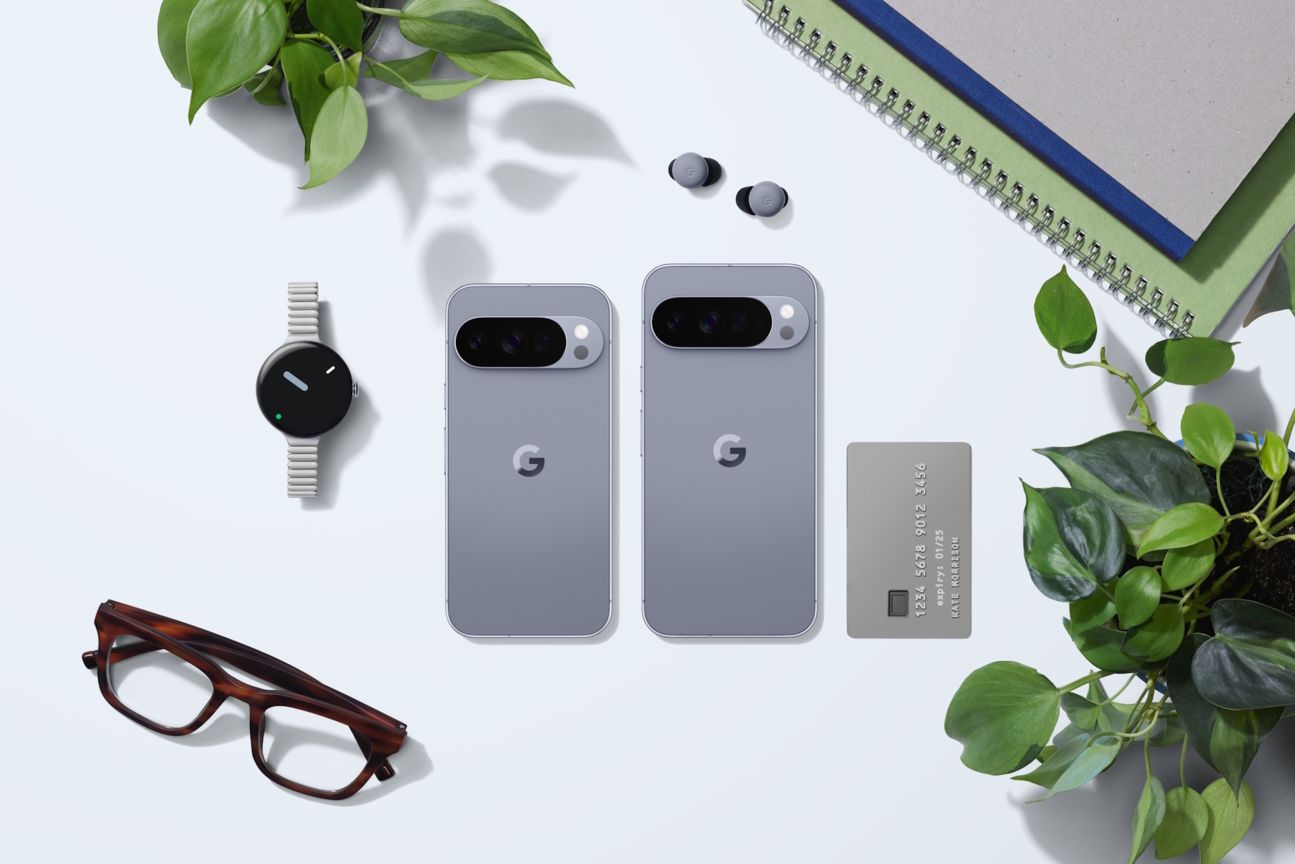 Das Pixel 10 Pro XL (r.) neben dem kleinen Pro-Modell