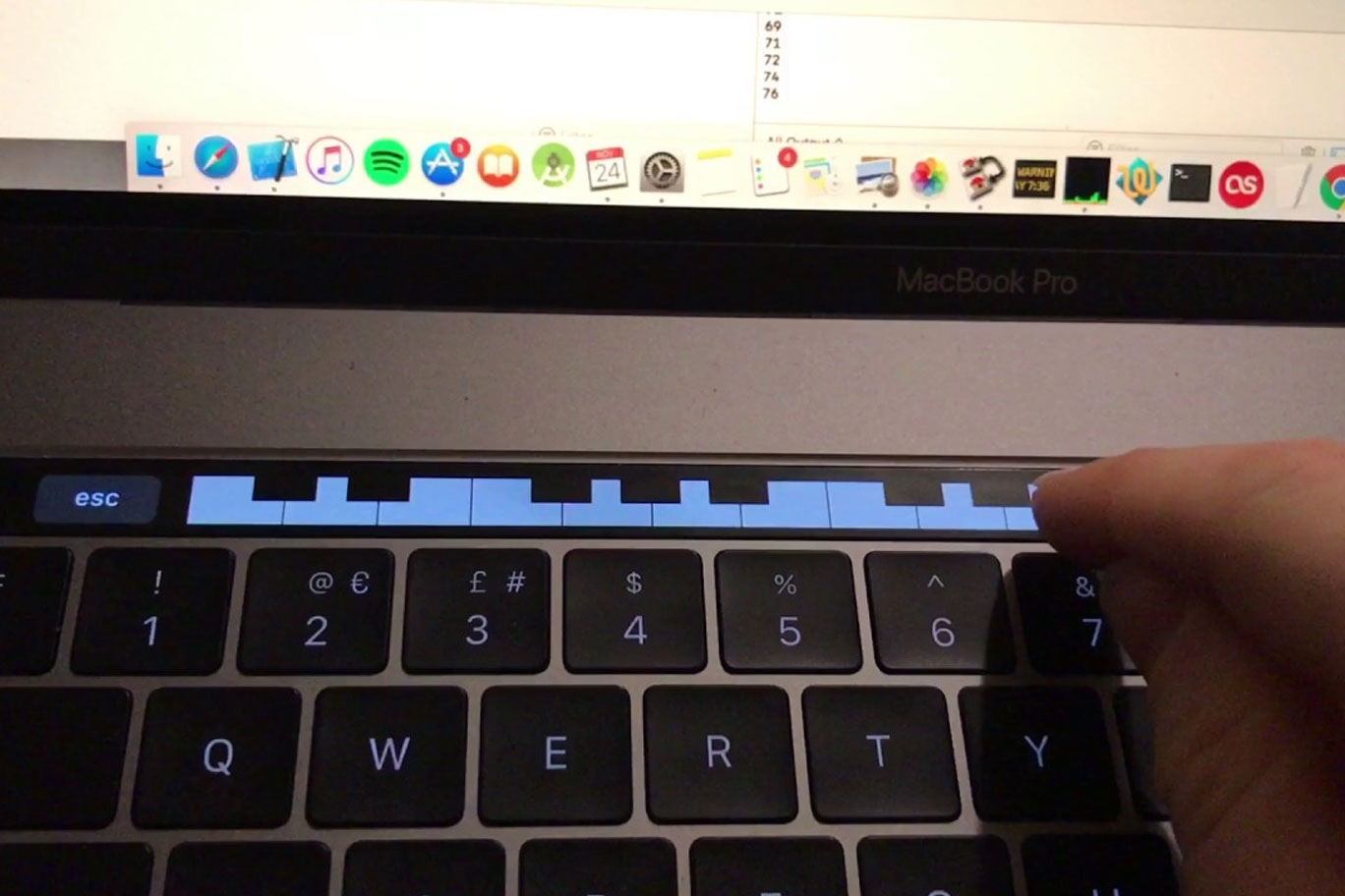 Die Touch Bar des MacBook Pro (2016) lässt sich auch als Piano nutzen