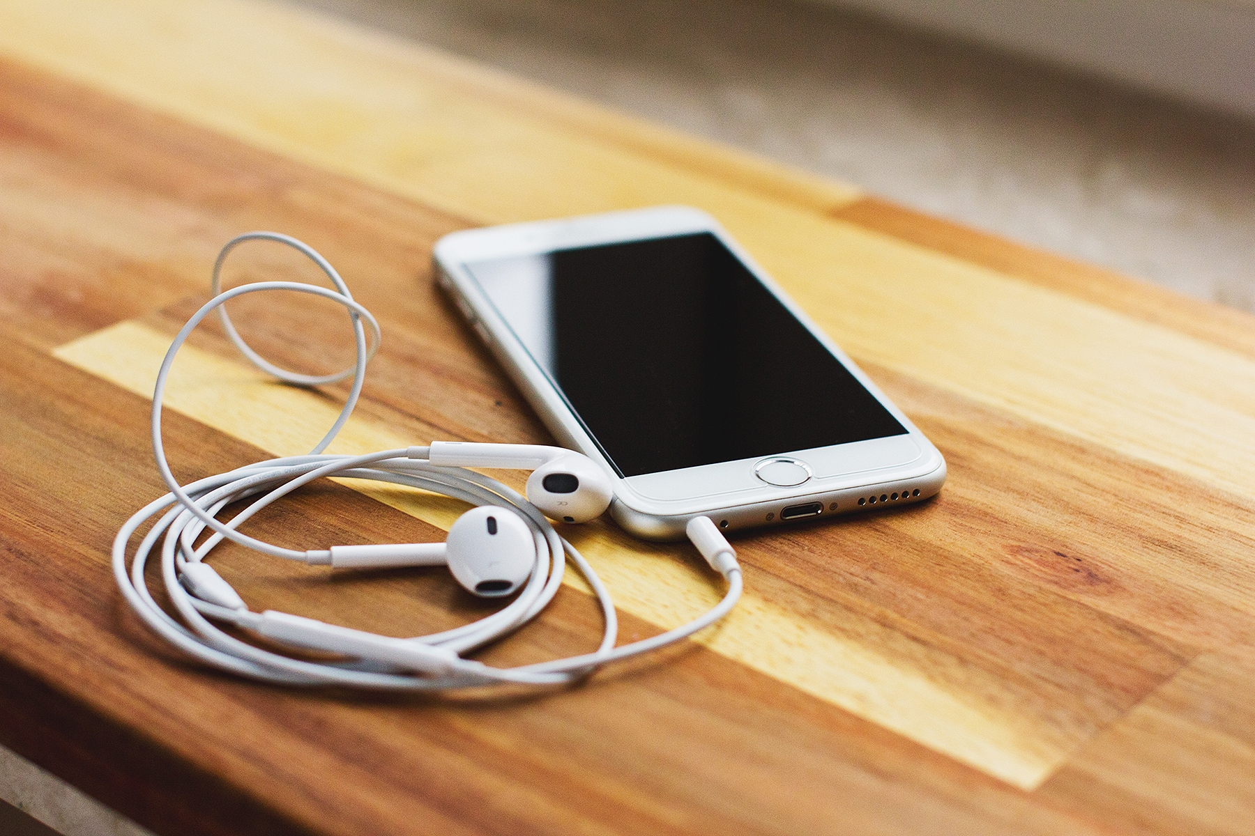 Wer noch die alten Ear Buds mit Kabel nutzt, wird zukünftig keinen Lightning-Adapter mehr bekommen