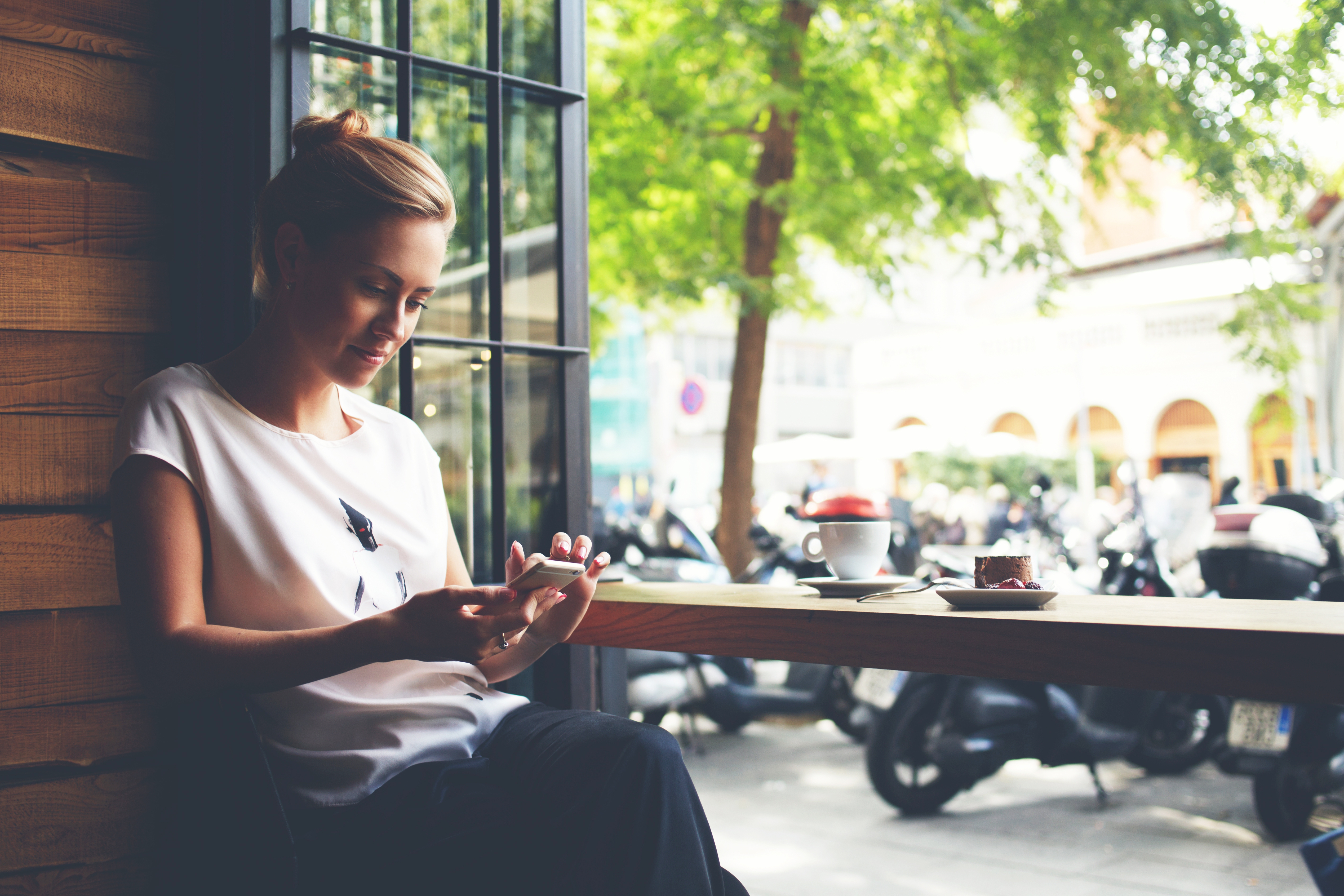 Frau am Smartphone