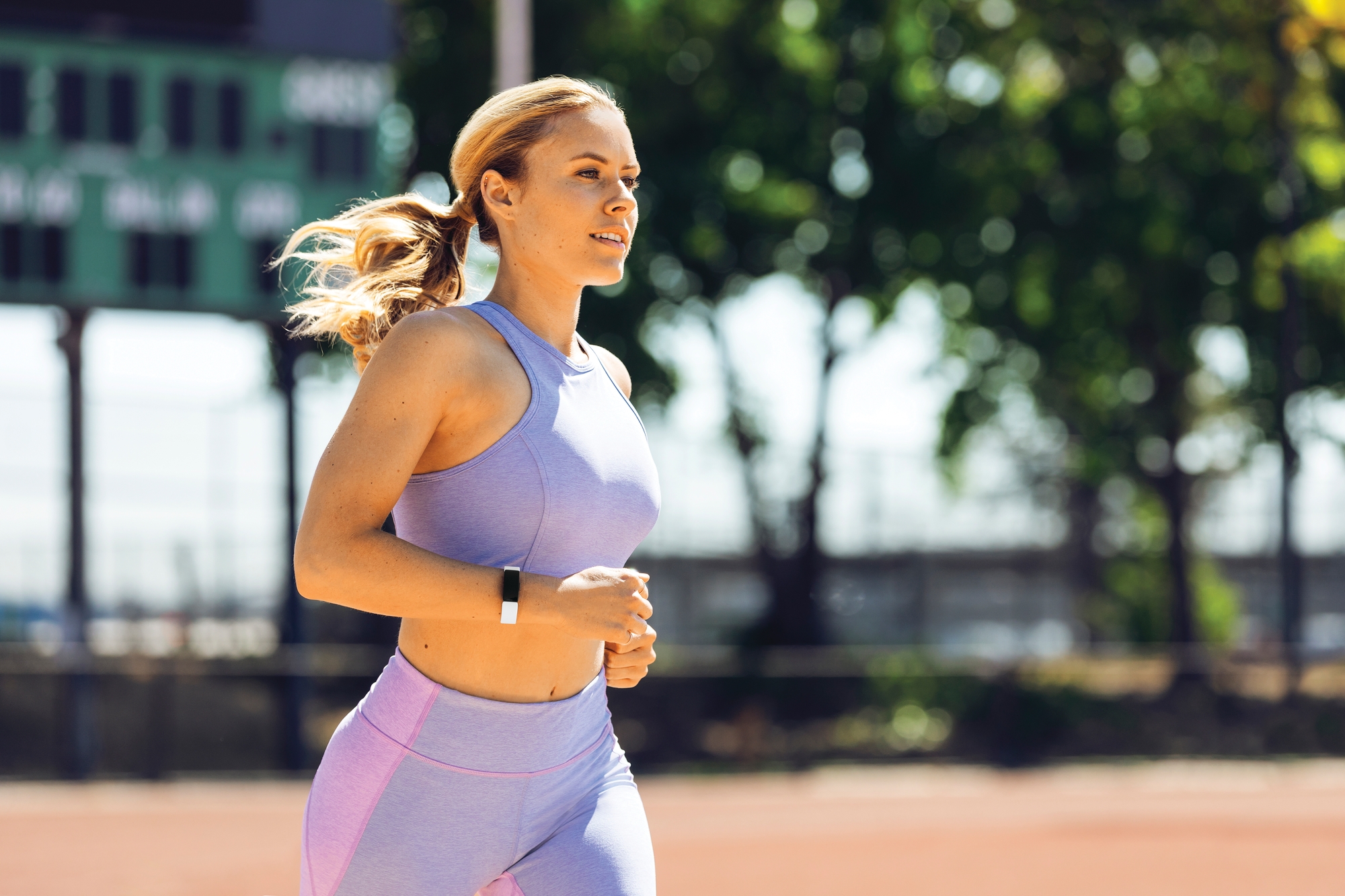 Joggerin mit Fitbi Inspire HR am Handgelenk