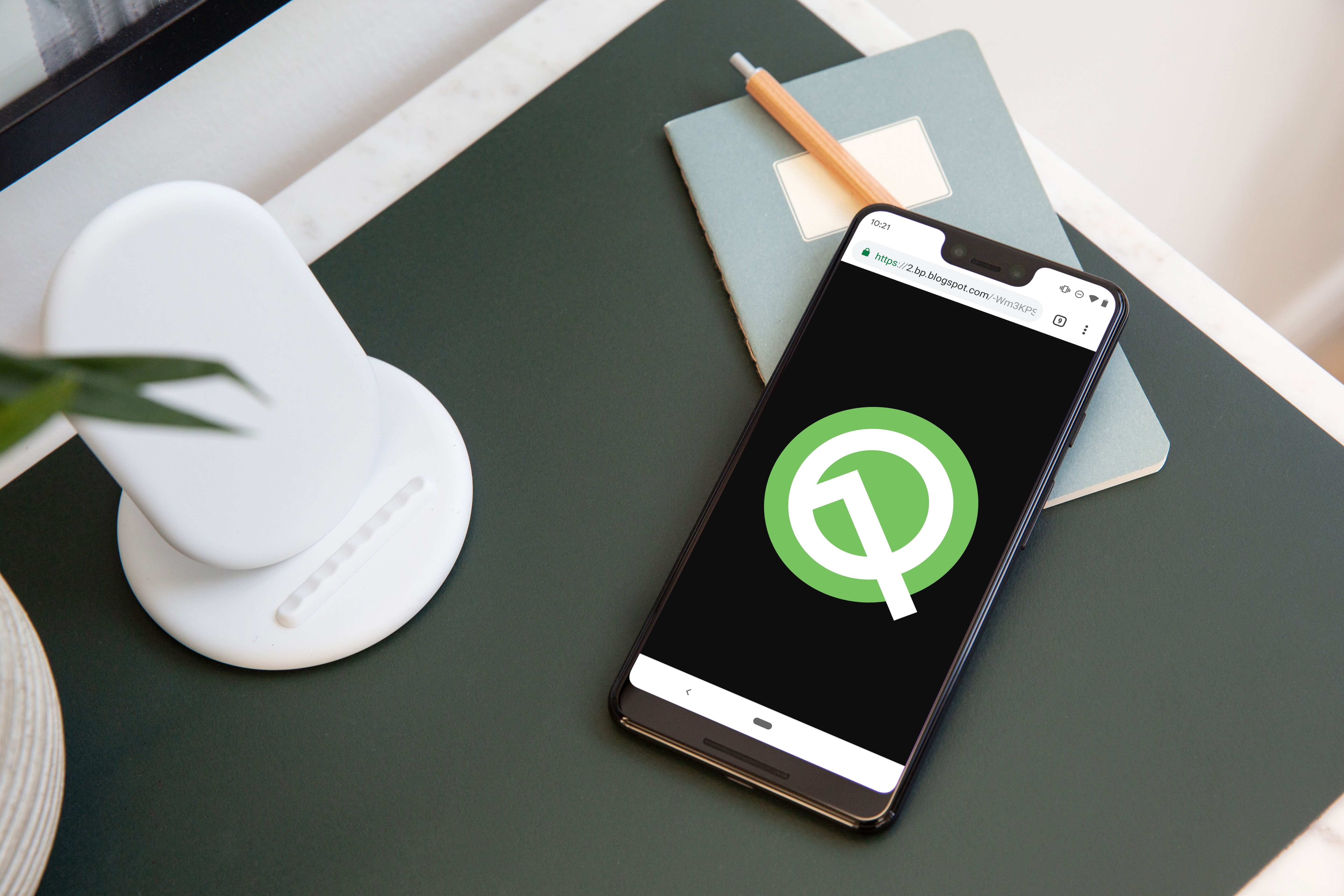 Smartphone mit Android Q liegt auf einem Schreibtisch