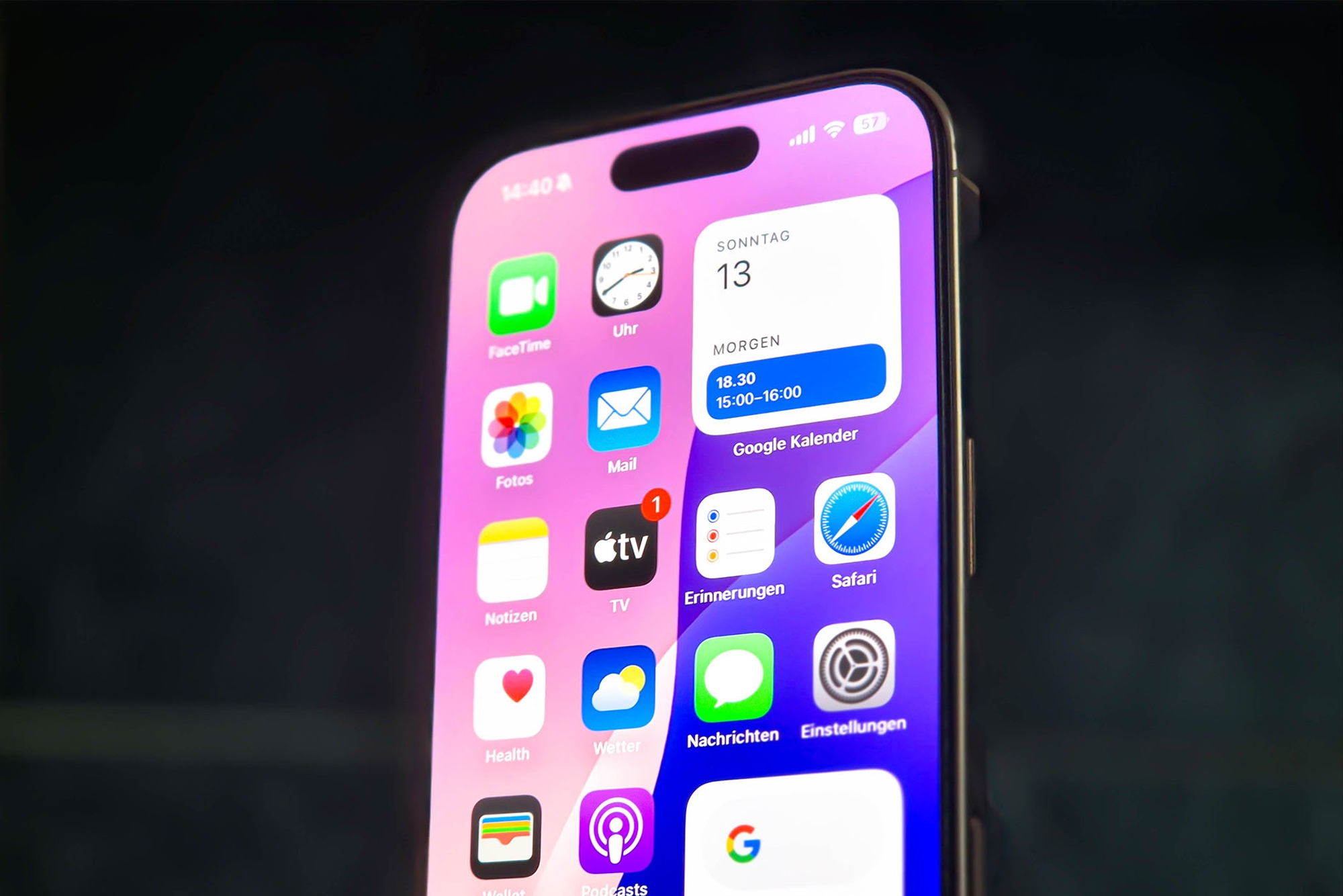 iPhone 16 Pro Display Home Screen