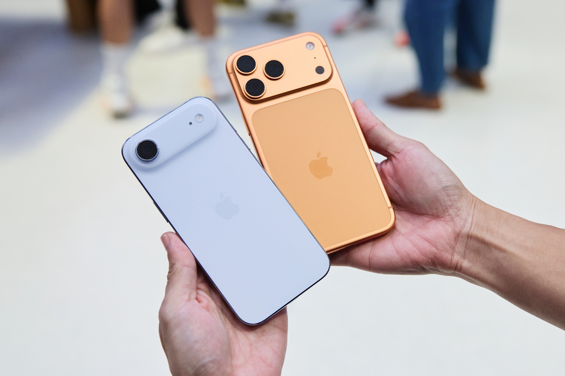 Apple iPhone 17 Pro und iPhone Air in der Hand