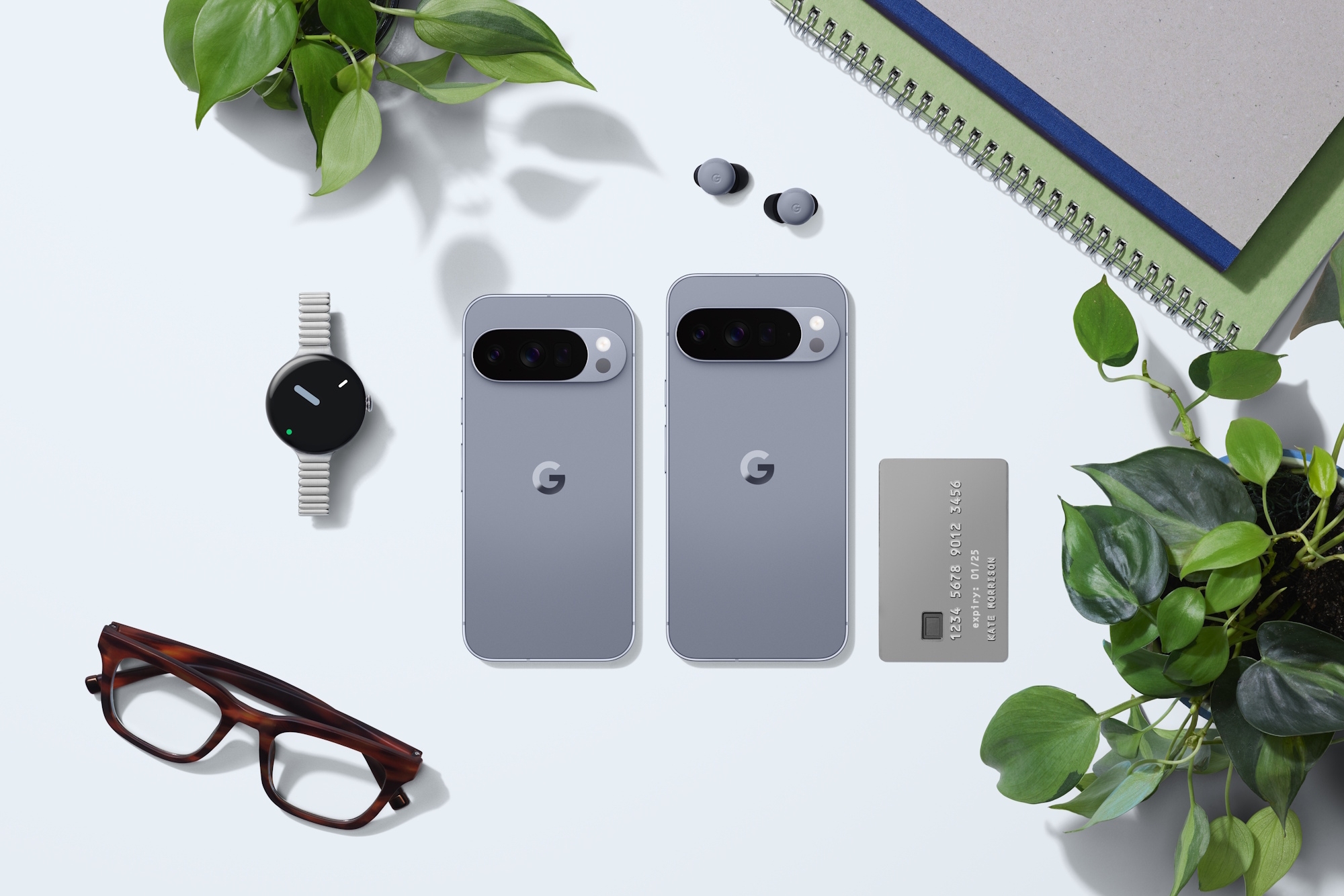 Das Pixel 10 Pro XL (r.) neben dem kleinen Pro-Modell