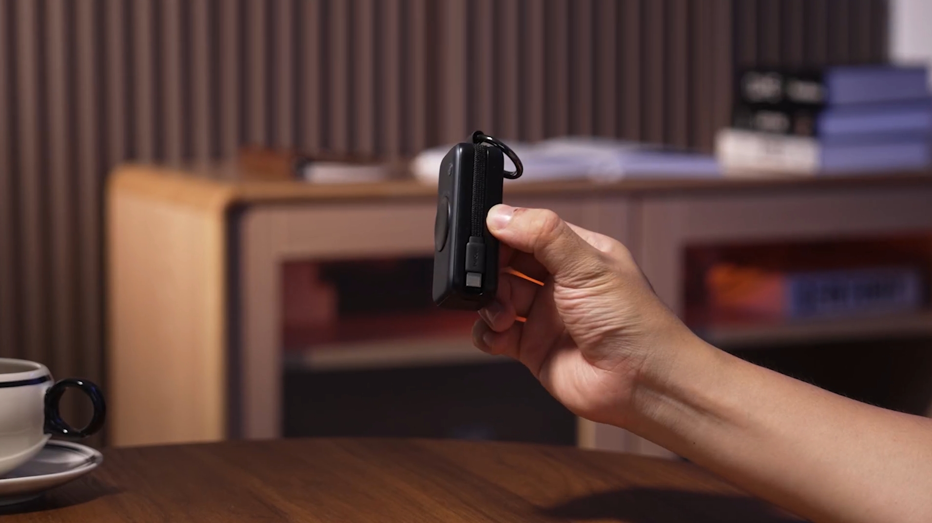 INIU Powerbank in der Hand