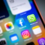 iPhone 14 Display mit WhatsApp-Symbol