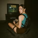 Lara Croft spielt Tomb Raider 2