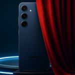 Das Galaxy S25 FE hinter einem Vorhang