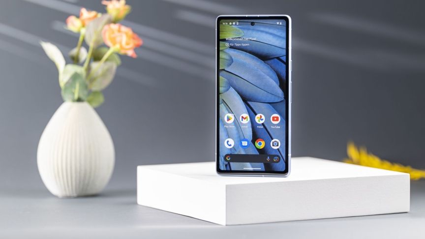 Das Pixel 7a überzeugt mit einem starken Preis-Leistungs-Verhältnis Das Pixel 7a auf einem Podest
