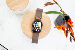 Apple Watch Series 4 Smartwatch liegt auf einem Tisch