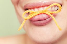 Huawei_Aussprache Aussprache Huawei Frau Zunge Knoten