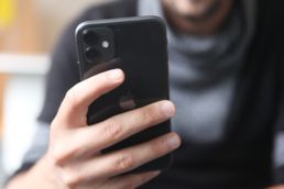 Das iPhone 11 kommt aus dem Jahr 2019. Kann es auch 2024 noch ein gutes Schnäppchen sein? IPhone 11 in Hand