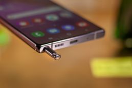 Samsung Galaxy Note 20 CURVED Shooting 8 Unterseite und S-Pen-Schacht des Samsung Galaxy Note 20