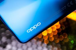 Oppo A53S Produktfoto CURVED 023 Nahaufnahme des Oppo-Schriftzuges auf der Rückseite des Oppo A53s