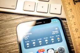 An sonnigen Tagen kann euer Display plötzlich dunkler werden. Das hat einen Grund. iPhone 12 Mini