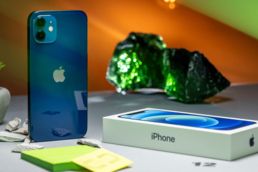 Mit der 12er-Serie wechselte ich wieder zurück zu Apple – und bin hier bis heute. Nun aber mit einem neueren iPhone in der Tasche Das iPhone 12 in Navy Blau