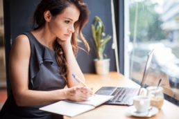 Internet für unterwegs im Café Internet für unterwegs im Café