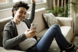 o2-testkate-kostenlose-sim-karte-getty-images-damircudic O2 Testkarte: Frau mit Handy