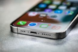Auch das iPhone 13 Pro (Bild) kann plötzlich ausgehen iPhone 13 Pro Test Edelstahlrahmen