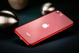 So wie das iPhone SE 3 (Bild) wird das iPhone SE 4 wohl nicht mehr aussehen iPhone-SE 3 Test Rückseite komplett
