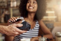 nfc-handy-mobiles-bezahlen Kontaktloses Bezahlen ist durch NFC mit dem Handy möglich.