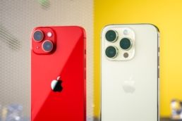Das iPhone 14 in Rot und das iPhone 14 Pro in Weiß iPhone 14 und iPhone 14 Pro Aufmacher