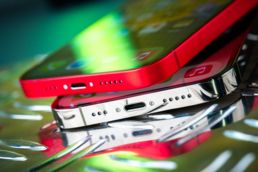 Ihr glaubt gar nicht, wie viel Zubehör es für iPhones gibt iPhone 14 und 14 Pro Unterseite mit Lightning-Anschluss und Lautsprechern