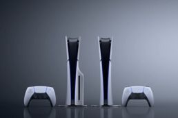 Die PS5 Slim (rechts in der Digital Edition) ist nach wie vor sehr beliebt PS5 und PS5 Slim