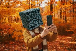 Frau mit QR-Code als Kopf macht Selfie